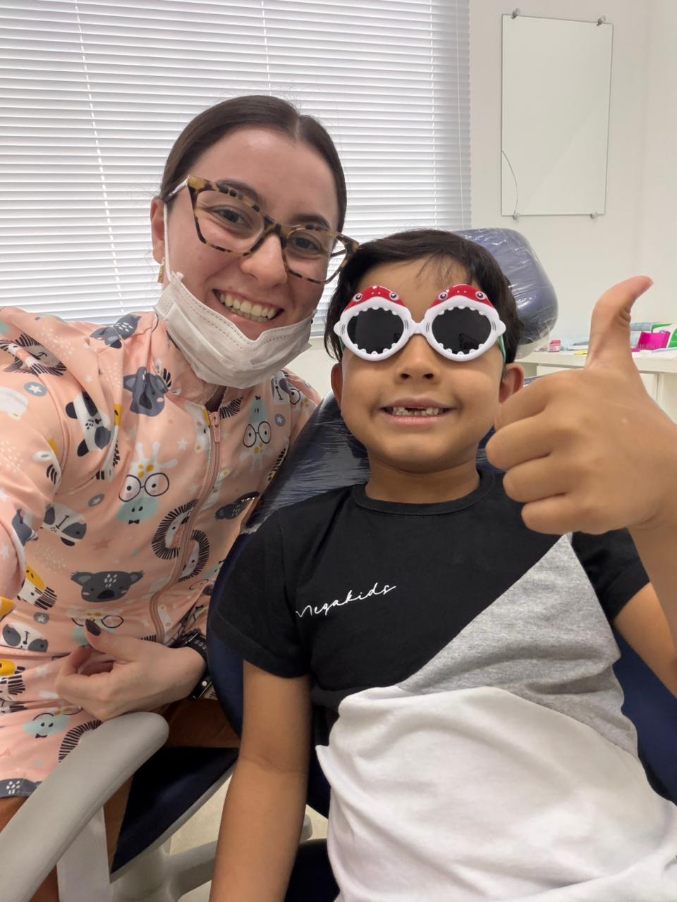 Paciente sorrindo feliz após atendimento infantil, odontopediatria Dra. Beatriz Pileggi Limeira-SP